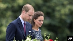 Britain's Prince William and his wife Catherine the Duchess of Cambridge place a wreath at the National War Memorial in Ottawa, Canada, June 30, 2011