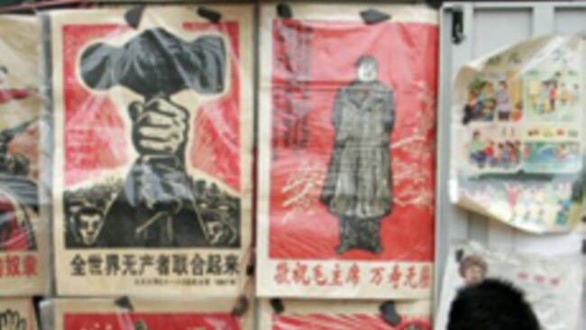 “疯狂年代”的“广阔天地炼红心”等宣传画2006年在北京自由市场上卖。