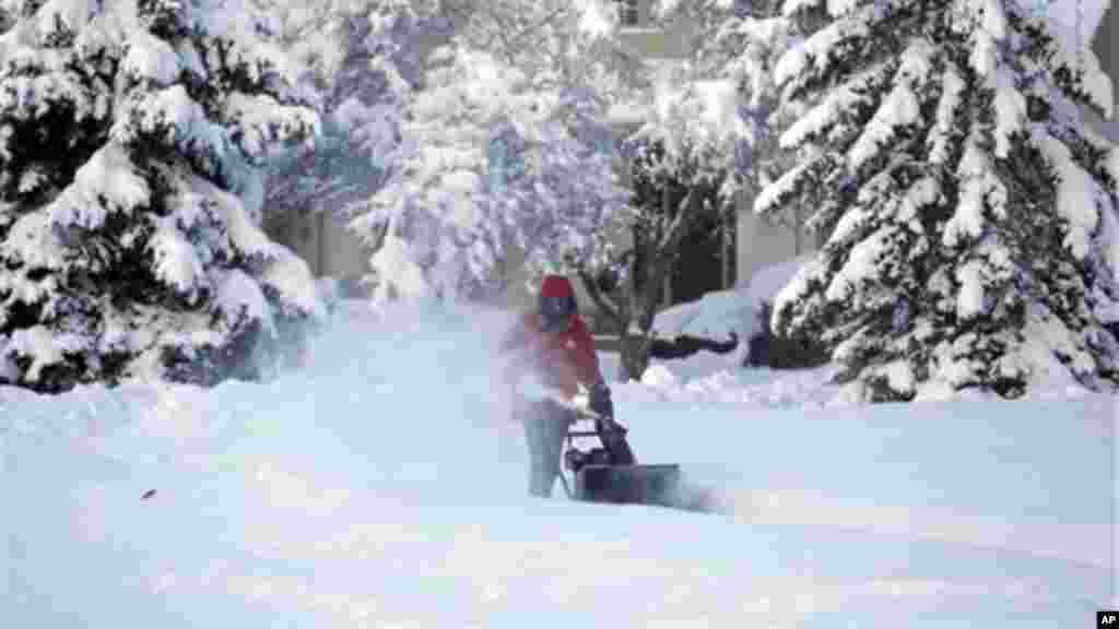 Daryl Daugherty clears the sidewalk in front of his home in Carmel, Indiana, Jan. 6, 2014.