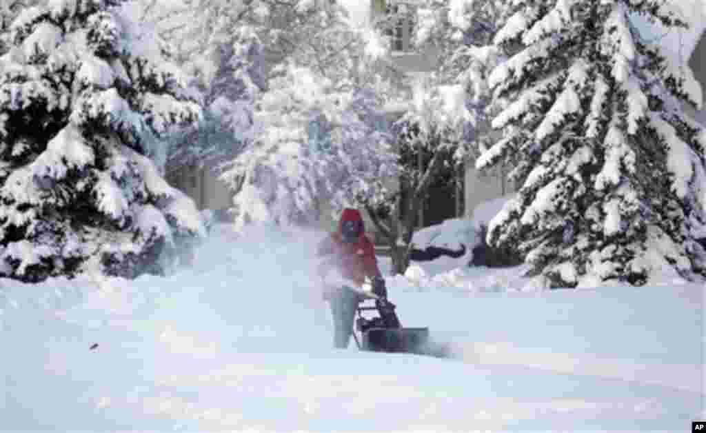 Daryl Daugherty clears the sidewalk in front of his home in Carmel, Indiana, Jan. 6, 2014.