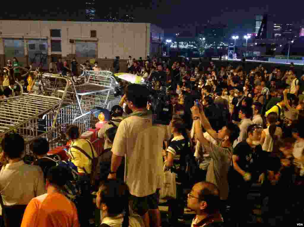 示威者周二晚占据金钟龙和道(美国之音图片／海彦拍摄)