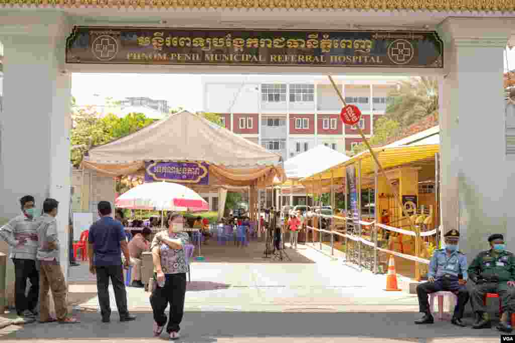 រដ្ឋាភិបាលកម្ពុជាចាប់ផ្តើមថ្ងៃទី១នៃយុទ្ធនាការរយៈពេល ១៥ ថ្ងៃ ដើម្បីចាក់វ៉ាក់សាំងការពារជំងឺកូវីដ១៩ របស់ក្រុមហ៊ុន AstraZeneca ដល់ប្រជាពលរដ្ឋដែលមានអាយុ ៦០ឆ្នាំឡើងទៅ នៅមន្ទីរពេទ្យបង្អែករាជធានីភ្នំពេញ កាលពីថ្ងៃទី២៣ ខែមីនា ឆ្នាំ២០២១។ (ទុំ ម្លិះ/វីអូអេ)