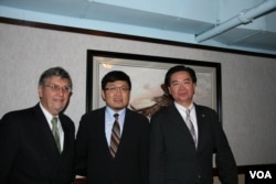 民进党驻美联络员彭光理， 民进党国际部主任刘世忠， 民进党驻美代表与政策会执 行长吴钊燮(美国之音钟辰芳拍摄)