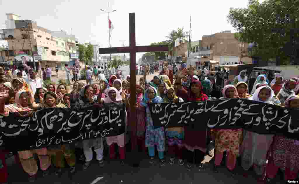 پیر کو بھی اسلام آباد، پشاور، لاہور اور کراچی سمیت ملک کے مختلف شہروں میں احتجاجی مظاہرے کیے جا رہے ہیں۔