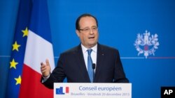 Tổng thống Pháp Francois Hollande nói chuyện với giới truyền thống vào lúc cuối hội nghị EU kéo dài hai ngày ở Brussels, 20/12/2013