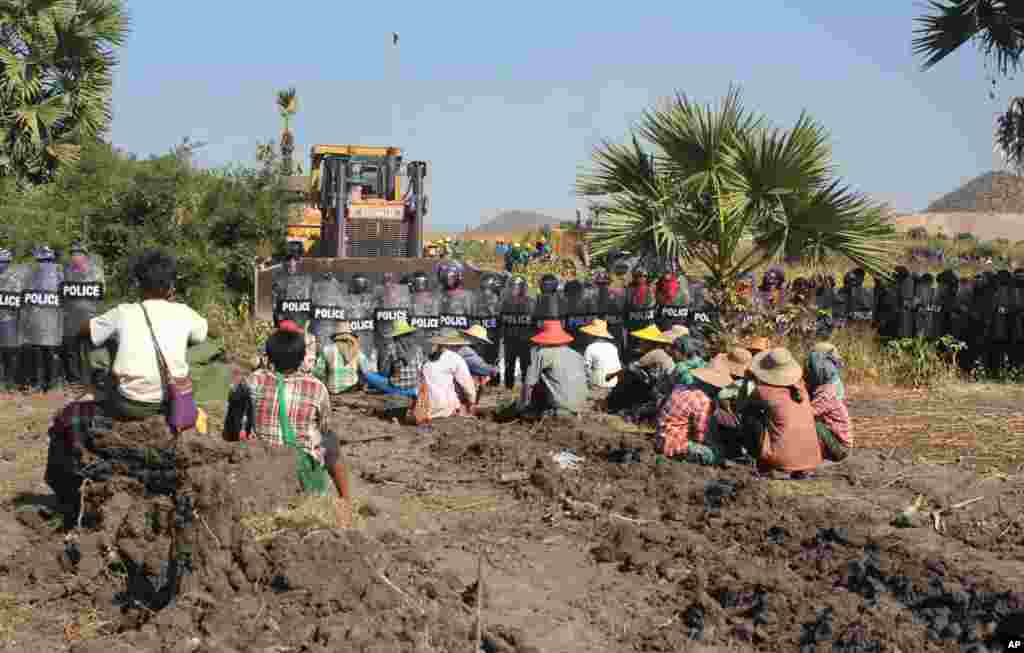 Farmers confront riot police at Letpadaung copper-mine, Monywa in northwestern Myanmar. A woman was fatally shot during a crackdown on protesters at the controversial Chinese-backed copper mine, activists and an opposition lawmaker said.