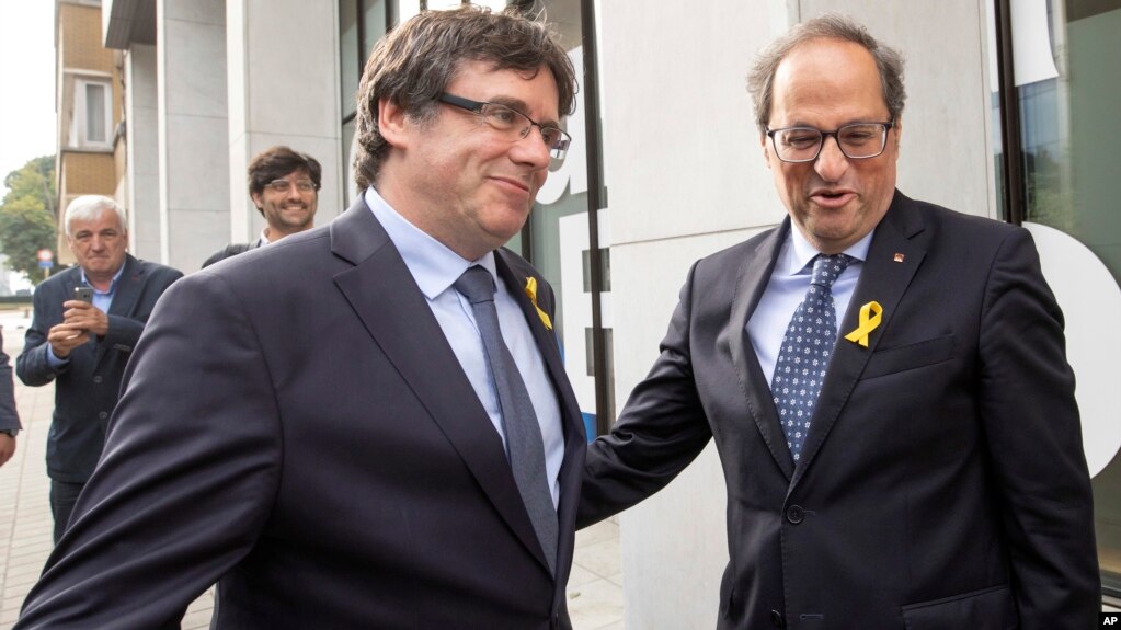 El ex lÃ­der catalÃ¡n, Carles Puigdemont, izquierda, es recibido por el actual presidente regional catalÃ¡n, Quim Torra, quien viajÃ³ a BÃ©lgica. 
