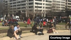 Personas comparten almuerzo al aire libre en un día más cálido en Washington.