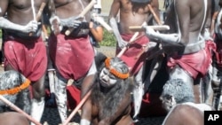 Warga Aborigin melakukan tarian tradisional di depan gedung parlemen di Canberra, Australia (foto: dok).