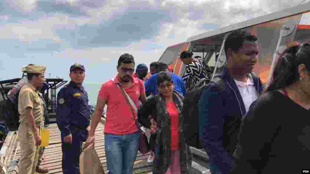Personas hacen fila después de regresar del buque hospital USNS Comfort a Esmeraldas, un puerto a 300 kilómetros de la capital de Ecuador, Quito. Este jueves regresó el primer grupo de&nbsp;40 pacientes que recibieron tratamiento quirúrgico gratuito en el barco.