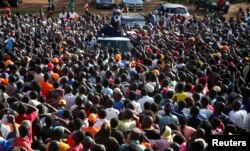 Kenyan opposition leader Raila Odinga of the National Super Alliance (NASA) coalition addresses supporters during a rally in Kibera slums, Nairobi, Kenya, Oct. 27, 2017.