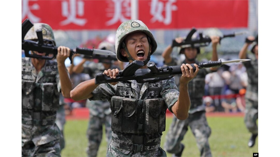 ANggota Tentara Pembebasan Rakyat China (PLA) memperagakan keterampilan mereka di pangkalan angkatan laut Pulau Stonecutter, Hong Kong, pada peringatan 22 tahun penyerahan Hong Kong ke China, 30 JUli 2019. (Foto: dok).