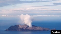 El volcán Whakaari, en la Isla Blanca de Nueva Zelanda, aún lanzaba una columna de humo hacia el aire el 12 de diciembre de 2019.