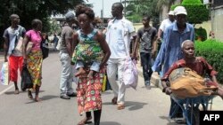 Des habitants du sud de Brazzaville fuient les combats entre les forces sécuritaires congolaises et des assaillants le 4 avril 2016.