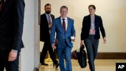 Kurt Volker, ex enviado especial a Ucrania, llega al Capitolio, el 16 de octubre de 2019, en Washington, para testificar ante los legisladores como parte de la investigación de juicio político de la Cámara de Representantes contra el presidente Donald Trump. (AP/Andrew Harnik.