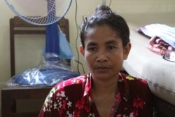 Ma Phearavy, 41, tells VOA Khmer of her family's hardship while attending to her injured husband at a state-run hospital in Phnom Penh, Cambodia, May 11, 2020 (Sun Narin/VOA Khmer)