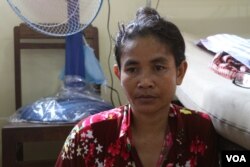 Ma Phearavy, 41, tells VOA Khmer of her family's hardship while attending to her injured husband at a state-run hospital in Phnom Penh, Cambodia, May 11, 2020 (Sun Narin/VOA Khmer)