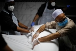Pemularasan jenazah korban COVID-19 di Rumah Duka Muslim Al-Rayaan di Brooklyn, New York, 17 Mei 2020. (Foto: dok).