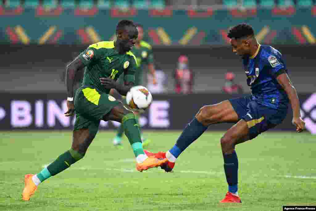 Senegal&#39;s forward Sadio Mane (L) is challenged by Cape Verde&#39;s defender Steven Fortes in Cameroon, Jan. 25, 2022.