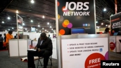 Para pencari kerja AS mengisi formulir aplikasi pekerjaan pada acara bursa kerja di Philadelphia. 
