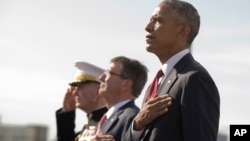 지난 11일 미국 국방부(펜타곤)에서 거행된 9·11 테러 15주기 행사에서 바락 오바마(오른쪽) 대통령이 관계자들과 함께 국기에 대한 경례를 하고 있다. 왼쪽부터 조셉 던포드 합창의장과 애슈턴 카터 국방장관. (자료사진)