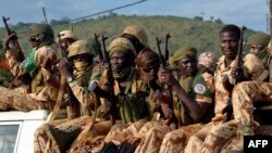 Les soldats tchadiens assis à l’arrière d’une camionnette à Bangui, Centrafrique, 4 avril 2014.