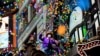 Orang-orang melihat uji coba penaburan konfeti yang akan dilakukan pada perayaan Malam Tahun Baru di Manhatta, New York, pada 29 Desember 2021. (Foto: Reuters/Yana Paskova)