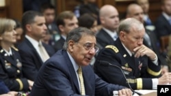 Menteri Pertahanan Amerika Leon PAnetta (kiri) didampingi Kepala Staf Militer AS Jendral Martin Dempsey di Capitol Hill, Washington (19/4).