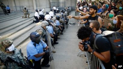 美國抗議活動中多名警察單膝下跪支持示威者