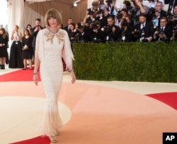 Anna Wintour arrives at The Metropolitan Museum of Art Costume Institute Benefit Gala, celebrating the opening of "Manus x Machina: Fashion in an Age of Technology" on May 2, 2016, in New York.