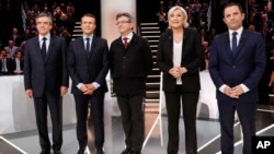 Le premier débat télévisé entre les cinq principaux candidats à la présidentielle française sur TF1: de gauche à droite, le conservateur François Fillon, le centriste Emmanuel Macron, Jean-Luc Mélenchon de la gauche radicale, Marine Le Pen de l'extrême droite, et le socialiste Benoît Hamon, à Aubervilliers, France, le lundi 20 mars 2017.