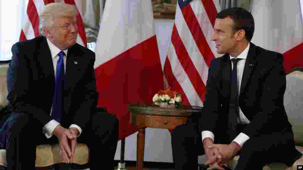 Le président Donald Trump rencontre le président français Emmanuel Macron à l&#39;ambassade américaine, le 25 mai 2017.