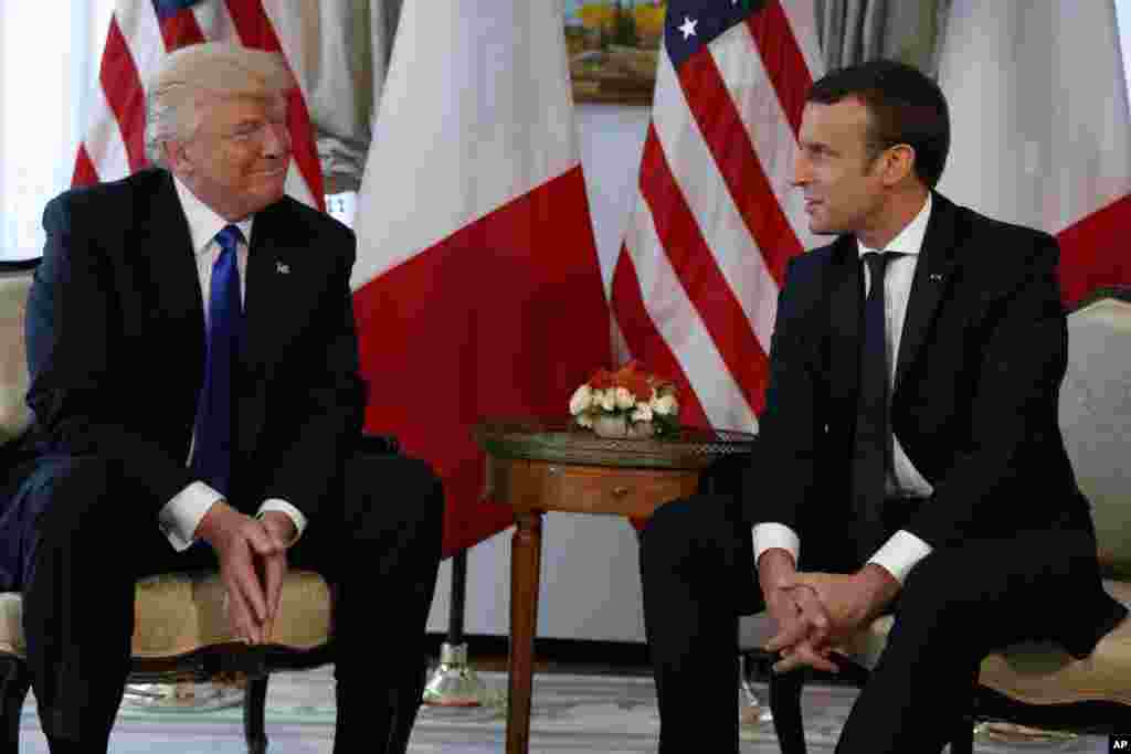 Rankont Prezidan Donald Trump ak Prezidan Franse a, Emmanuel Macron nan anbasad ameriken an nan Brussels, jedi, 25 me, 2017 nan Brussels. (AP Photo / Evan Vucci)