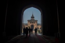 Turis India mengunjungi Masjid Jamia, atau masjid agung di Srinagar, Kashmir yang dikuasai India, 13 November 2021. (Foto: AP/Mukhtar Khan)