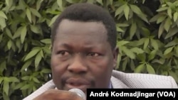 Mbaimong Guembaye Brice du MPTR Mouvement des Patriotes Tchadiens pour la République prend la parole lors d’une conférence de presse à N’Djamena, 29 avril 2016. VOA/André Kodmadjingar