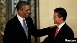 Presiden AS Barack Obama (kiri) berjabat tangan dengan Presiden Meksiko Enrique Pena Nieto usai konferensi pers bersama di Mexico City (2/5). 