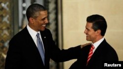အမေရိကန်သမ္မတ အိုဘားမား နဲ့ မက္ကဆီကို သမ္မတ Enrique Pena Nieto တို့ လက်တွဲနှုတ်ဆက်နေစဉ်။ (မေလ ၂ ရက်၊ ၂၀၁၃)။