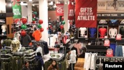 Vista interior de una tienda de Dick's Sporting Goods el Día de Acción de Gracias en Westbury, Nueva York. Noviembre 22 de 2018. Según analistas las ventas en línea aumentaron en el feriado este año.