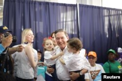 El candidato presidencial Laurentino Cortizo, del Partido Revolucionario Democrático (PRD), aparece en la foto con su familia después de emitir su voto durante las elecciones generales en la Ciudad de Panamá, Panamá, 5 de mayo de 2019.