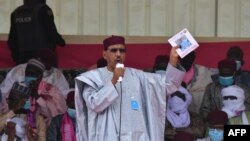 Le candidat à la présidence du Parti nigérien pour la démocratie et le socialisme (PDNS) Mohamed Bazoum prononce un discours lors d'un rassemblement à Diffa, le 23 décembre 2020.