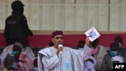 Le candidat à la présidence du Parti nigérien pour la démocratie et le socialisme (PDNS) Mohamed Bazoum prononce un discours lors d'un rassemblement électoral à Diffa le 23 décembre 2020.
