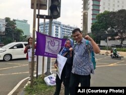 Anggota Aliansi Jurnaslis Independen (AJI) ketika membagikan stiker World Press Freedom day di Jalan Cikini di Jakarta pada Jumat, 3 Mei 2019. (Foto: AJI)