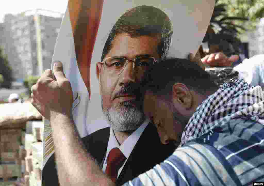 مرسی کے حامیوں نے مظاہروں کے دوران مختلف سرکاری عمارتوں اور فوجی تنصیبات میں گھسنے کی کوششیں بھی کیں