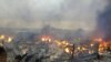 Les ruines en feu du marché de Bouaké le 27 août 2019 suite à un incendie dans la nuit (Photo par - / AFP)