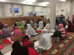 Sasana tarawih di masjid Imaam Center. Semula tarawih tidak dibuka untuk perempuan karena pembatasan kapasitas.