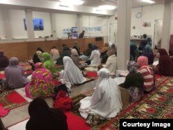 Sasana tarawih di masjid Imaam Center. Semula tarawih tidak dibuka untuk perempuan karena pembatasan kapasitas.