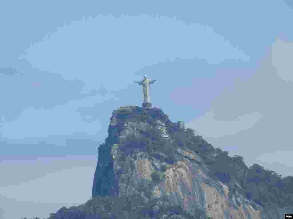 مجسمه مسیح روی کوه کوروادو ساخته شده است.
