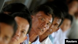 Người dân Campuchia đến xem một phiên xử Khmer Đỏ tại một phiên tòa ở ngoại ô Phnom Penh.
