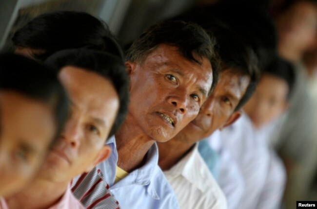 People line up to enter the Extraordinary Chambers in the Courts of Cambodia (ECCC), in the outskirts of Phnom Penh, Oct. 31, 2013. Khmer Rouge war crimes tribunal is hearing closing arguments in the court's biggest case after lengthy hearings.