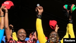 Uhuru Kenyatta (kushoto), kiongozi wa muungano wa Jubilee na mwenzake William Ruto 